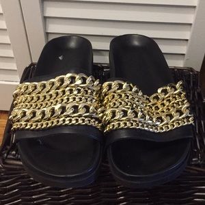 Kendall & Kylie black & gold slip on sandals 8 1/2